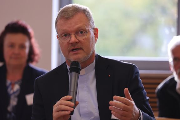 Ein zentrales Beschwerdemanagement, beispielsweise für Fälle, in denen Pastorale Standards nicht eingehalten werden, erachteten er wie auch BIschof Dr. Franz Jung für unerlässlich, sagte Generalvikar Dr. Jürgen Vorndran. Ein zentrales Beschwerdemanagement, beispielsweise für Fälle, in denen Pastorale Standards nicht eingehalten werden, erachteten er wie auch BIschof Dr. Franz Jung für unerlässlich, sagte Generalvikar Dr. Jürgen Vorndran.