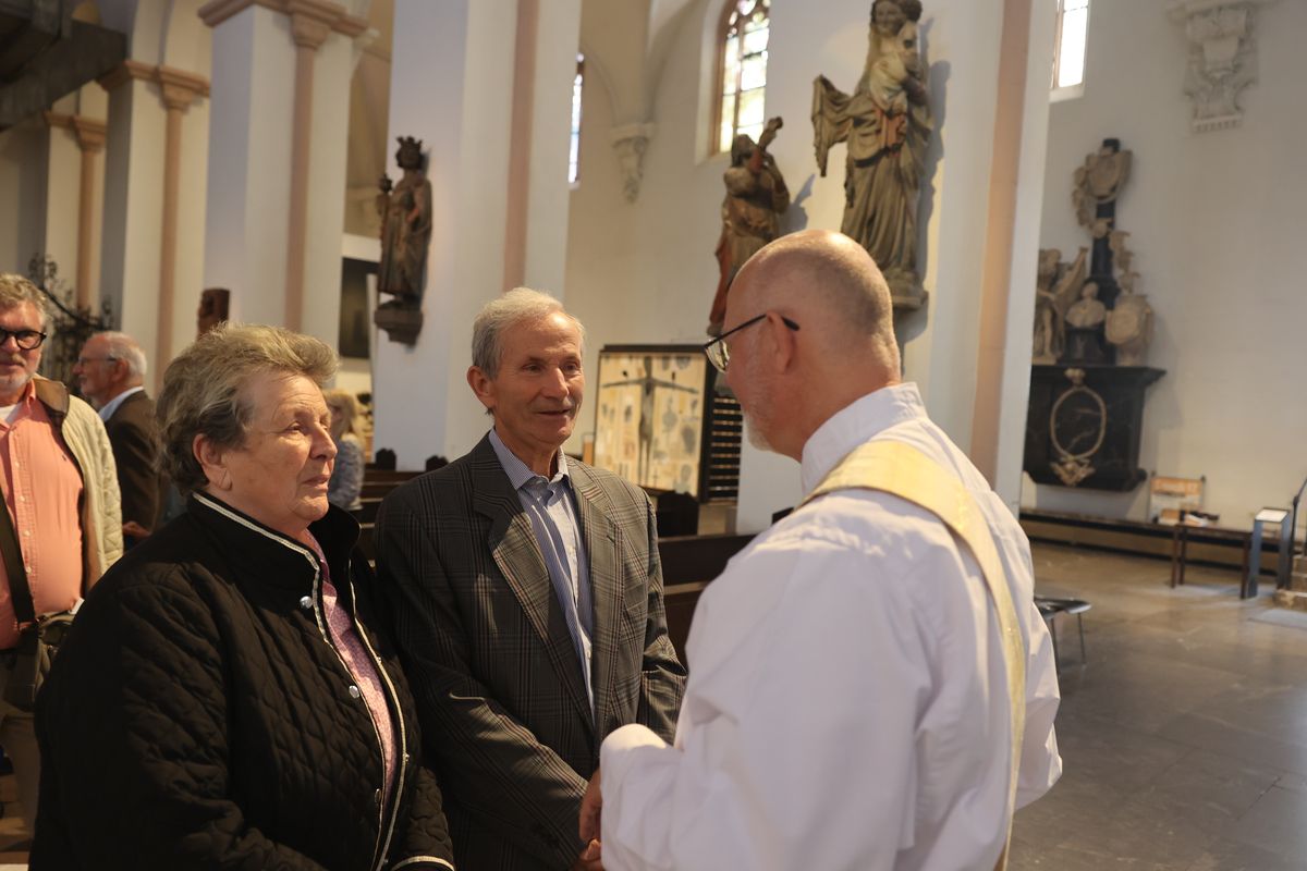 Seelsorgerinnen und Seelsorger spendeten nach dem Gottesdienst den Jubelpaaren individuell den Segen. 