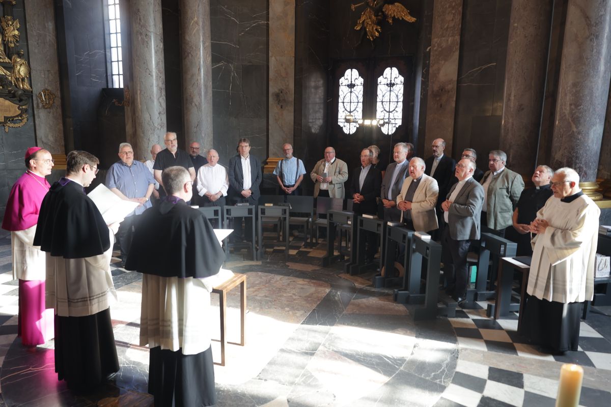 Dr. Matthias Leineweber und Manuel Thomas sind am Dienstag, 1. Juli, im Würzburger Kiliansdom als neue Domvikare eingeführt worden.