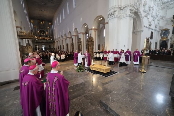 Bischof Dr. Franz Jung feierte am Samstag, 12. Oktober, im Würzburger KIliansdom ein Pontifikalrequiem für Weihbischof em. Helmut Bauer. Die anschließende Beisetzung leitete Dompropst Weihbischof Paul Reder.