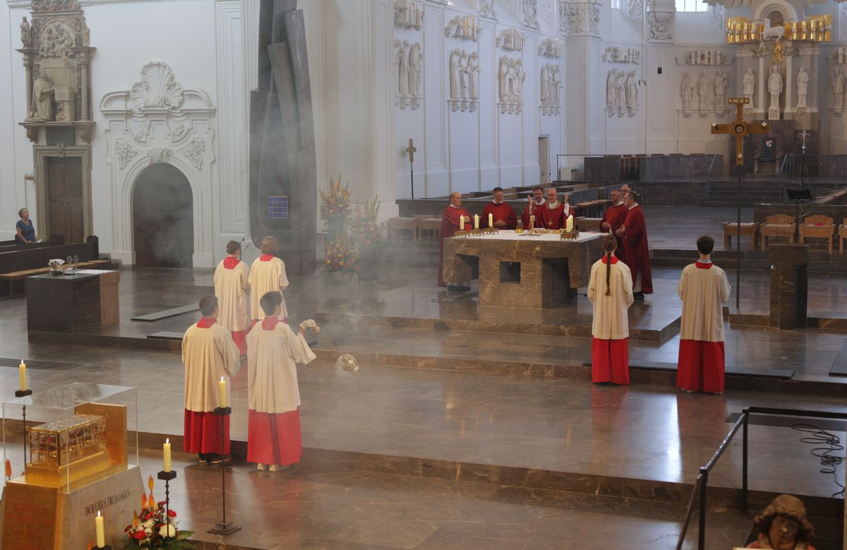 Beim Kiliani-Gottesdienst für die in Schule und Erziehung Tätigen hat Bischof Dr. Franz Jung am Freitag, 11. Juli, im Würzburger Kiliansdom 24 Frauen und Männern die Missio canonica verliehen.