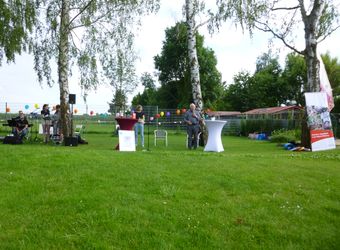 Im Freibad Gelchsheim feierten die Regionalstellen Kitzingen und Ochsenfurt einen Gottesdienst mit Weihbischof Ulrich Boom.