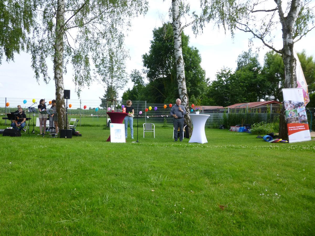 Im Freibad Gelchsheim feierten die Regionalstellen Kitzingen und Ochsenfurt einen Gottesdienst mit Weihbischof Ulrich Boom.