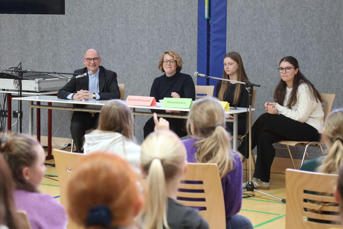 1525/0353 Bischof Jung besucht Sankt-Ursula-Schule_57012