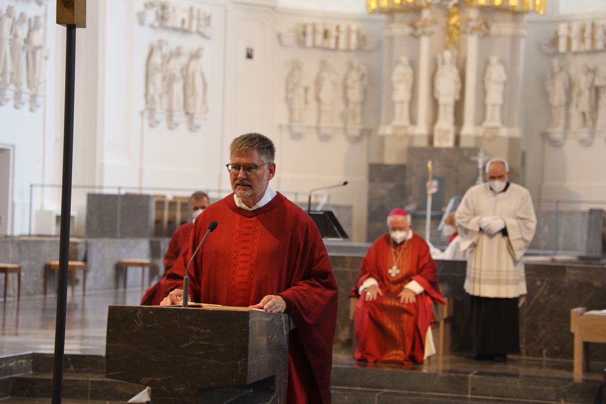 Weihbischof Ulrich Boom hat im Auftrag von Bischof Dr. Franz Jung 33 Frauen und sieben Männern am Freitagabend, 9. Juli, im Kiliansdom die Missio canonica verliehen.