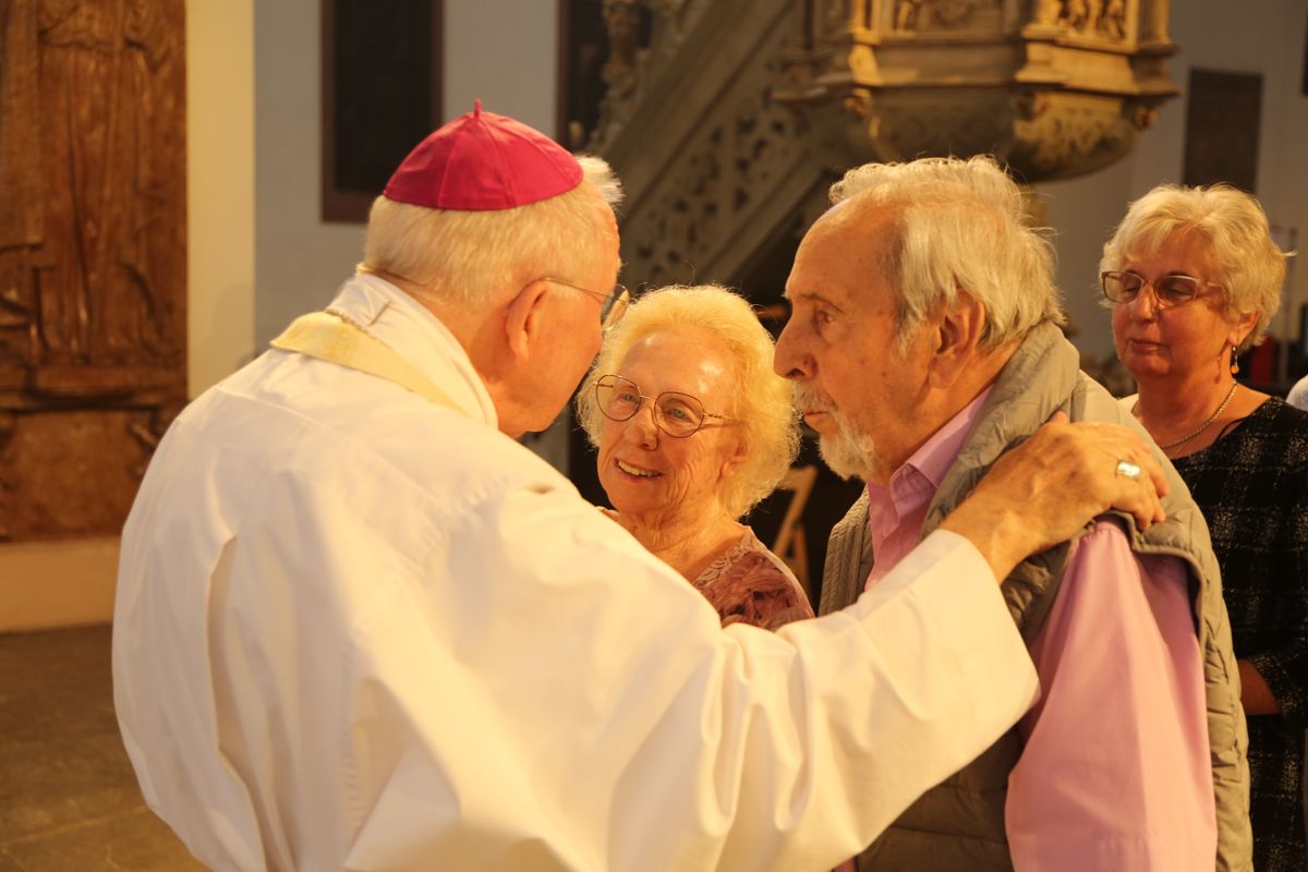 Rund 250 Ehejubilare haben am Freitagnachmittag, 4. Juli, im Kiliansdom in einem Pontifikalgottesdienst mit Weihbischof em. Ulrich Boom ihr Eheversprechen erneuert. 