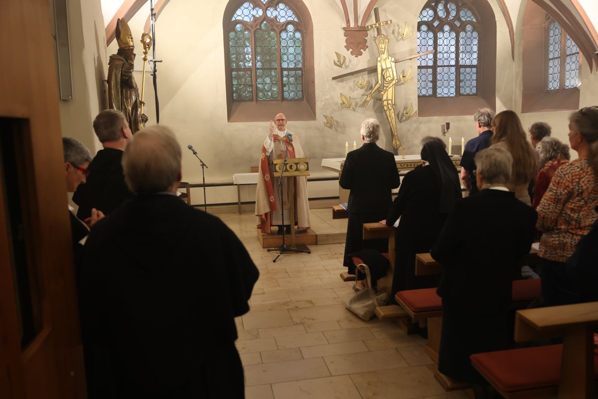 Bischof Dr. Franz Jung feierte in der Valentinuskapelle des Würzburger Franziskanerklosters eine Pontifikalvesper aus Anlass des 800. Jubiläums der Stigmatisierung des heiligen Franziskus.