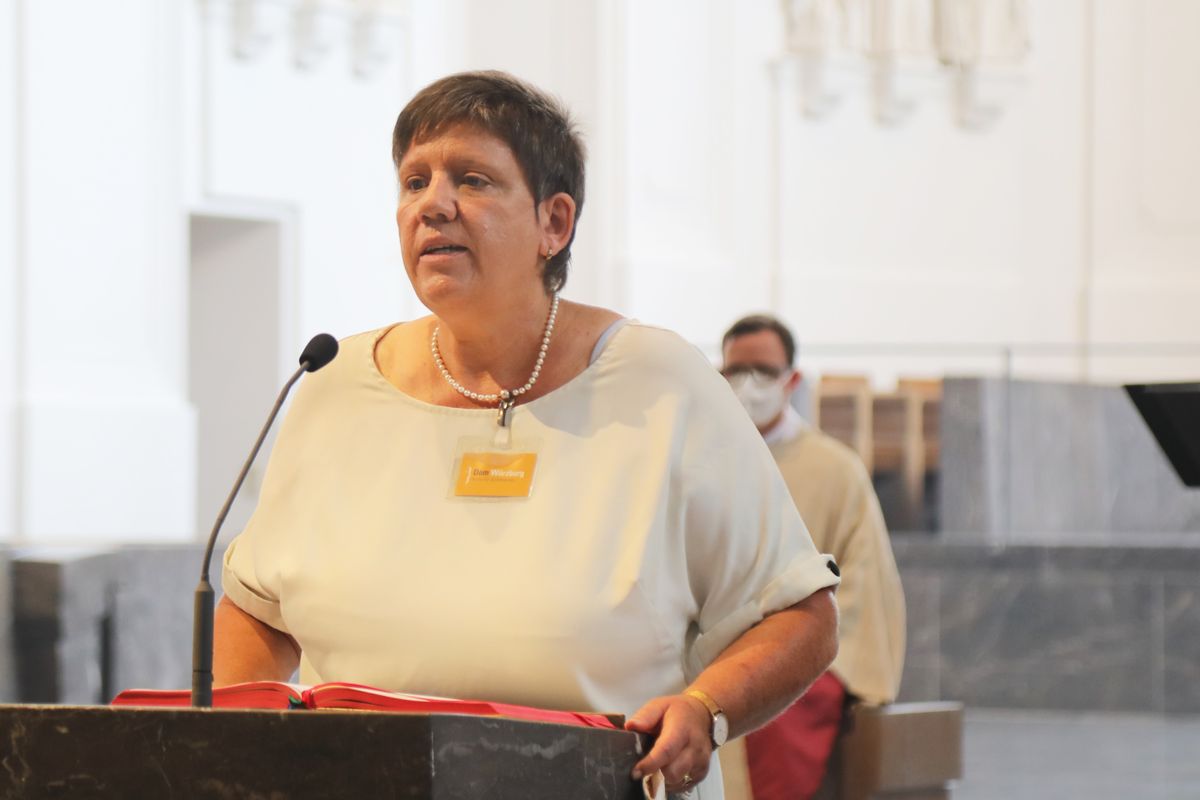 Bischof em. Dr. Friedhelm Hofmann feierte am Mittwochvormittag, 23. Juni, im Kiliansdom einen Pontifikalgottesdienst für Ehejubilare, die in den Jahren 2020 und 2021 auf 50, 60 oder 65 gemeinsame Jahre zurückblicken. Bischof em. Dr. Friedhelm Hofmann feierte am Mittwochvormittag, 23. Juni, im Kiliansdom einen Pontifikalgottesdienst für Ehejubilare, die in den Jahren 2020 und 2021 auf 50, 60 oder 65 gemeinsame Jahre zurückblicken.