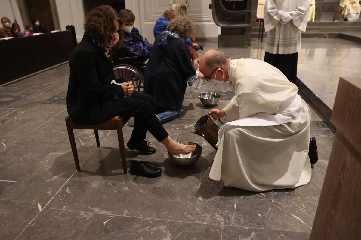 Mit der Messe vom Letzten Abendmahl am Gründonnerstag, 14. April, hat Bischof Dr. Franz Jung im Würzburger Kiliansdom die drei österlichen Tage vom Leiden und Sterben, von der Grabesruhe und der Auferstehung des Herrn eröffnet.
