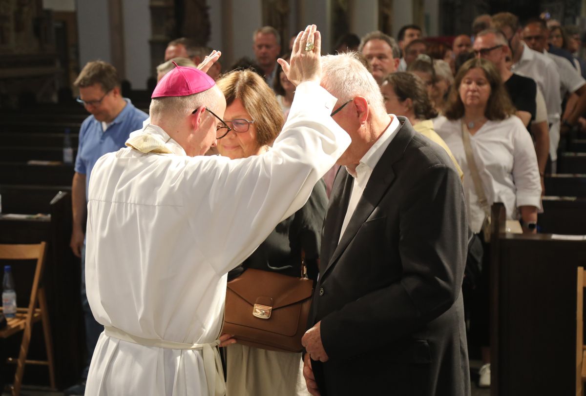 Mit rund 1000 Eheleuten, die in diesem Jahr Silberhochzeit haben, feierte Bischof Dr. Franz Jung am Freitagabend, 4. Juli 2025, einen Pontifikalgottesdienst im Kiliansdom. Im Anschluss erteilten er, Weihbischof Paul Reder sowie weitere Seelsorgerinnen und Seelsorger den Paaren einzeln den Segen.