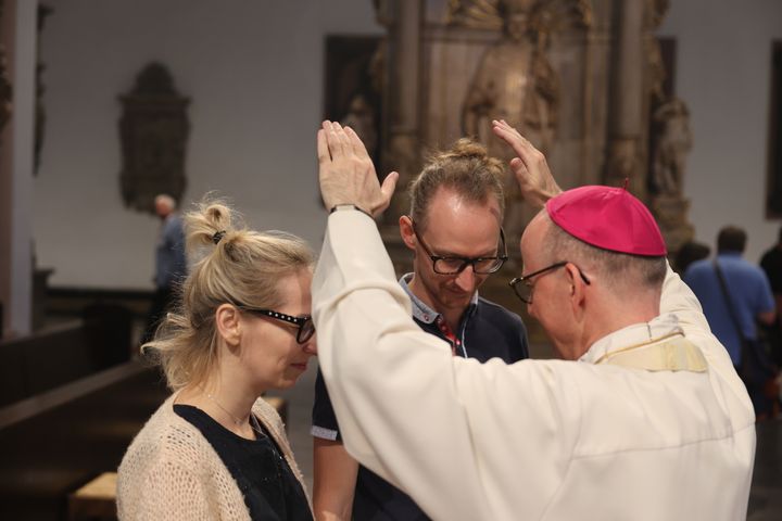 Mit rund 400 Ehepaaren, die in diesem Jahr auf 25 gemeinsame Jahre blicken, feierte Bischof Dr. Franz Jung am Freitagabend, 5. Juli, im Kiliansdom einen Pontifikalgottesdienst. Im Anschluss erteilten er und weitere Seelsorgerinnen und Seelsorger den Paaren einzeln den Segen.