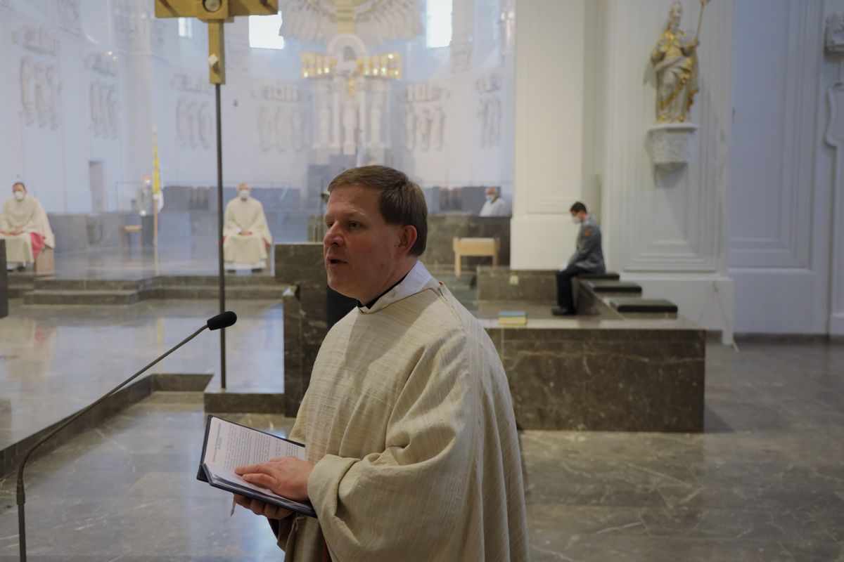 Militärdekan Alexander Prosche dankte am Ende der Feier allen, die an der Gestaltung des Gottesdiensts beteiligt waren und begrüßte die Ehrengäste.