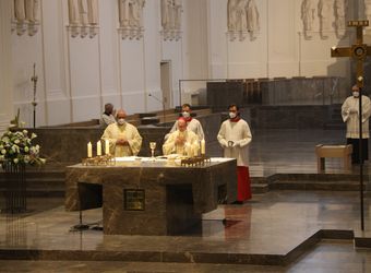 Bischof Dr. Franz Jung feierte am Mittwochabend, 23. Juni, einen Gottesdienst für Ehepaare, die 2021 oder 2021 auf 25 gemeinsame Jahre zurückblicken. Im Anschluss konnten sich die Paare segnen lassen.