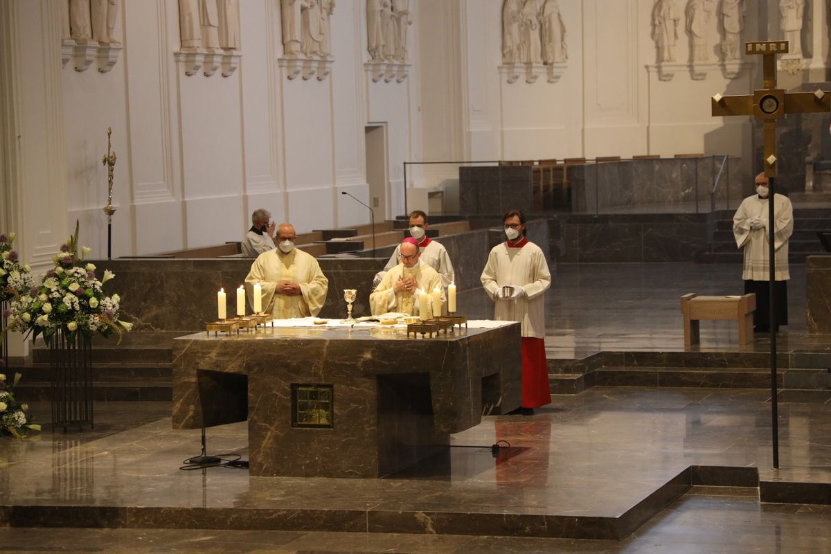 Bischof Dr. Franz Jung feierte am Mittwochabend, 23. Juni, einen Gottesdienst für Ehepaare, die 2021 oder 2021 auf 25 gemeinsame Jahre zurückblicken. Im Anschluss konnten sich die Paare segnen lassen.