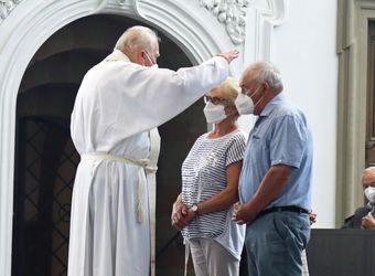 Bischof em. Dr. Friedhelm Hofmann feierte am Mittwochvormittag, 23. Juni, im Kiliansdom einen Pontifikalgottesdienst für Ehejubilare, die in den Jahren 2020 und 2021 auf 50, 60 oder 65 gemeinsame Jahre zurückblicken.