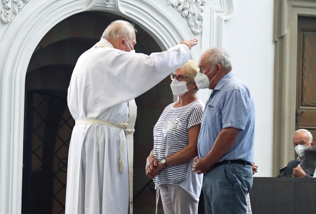 Bischof em. Dr. Friedhelm Hofmann feierte am Mittwochvormittag, 23. Juni, im Kiliansdom einen Pontifikalgottesdienst für Ehejubilare, die in den Jahren 2020 und 2021 auf 50, 60 oder 65 gemeinsame Jahre zurückblicken. Bischof em. Dr. Friedhelm Hofmann feierte am Mittwochvormittag, 23. Juni, im Kiliansdom einen Pontifikalgottesdienst für Ehejubilare, die in den Jahren 2020 und 2021 auf 50, 60 oder 65 gemeinsame Jahre zurückblicken.