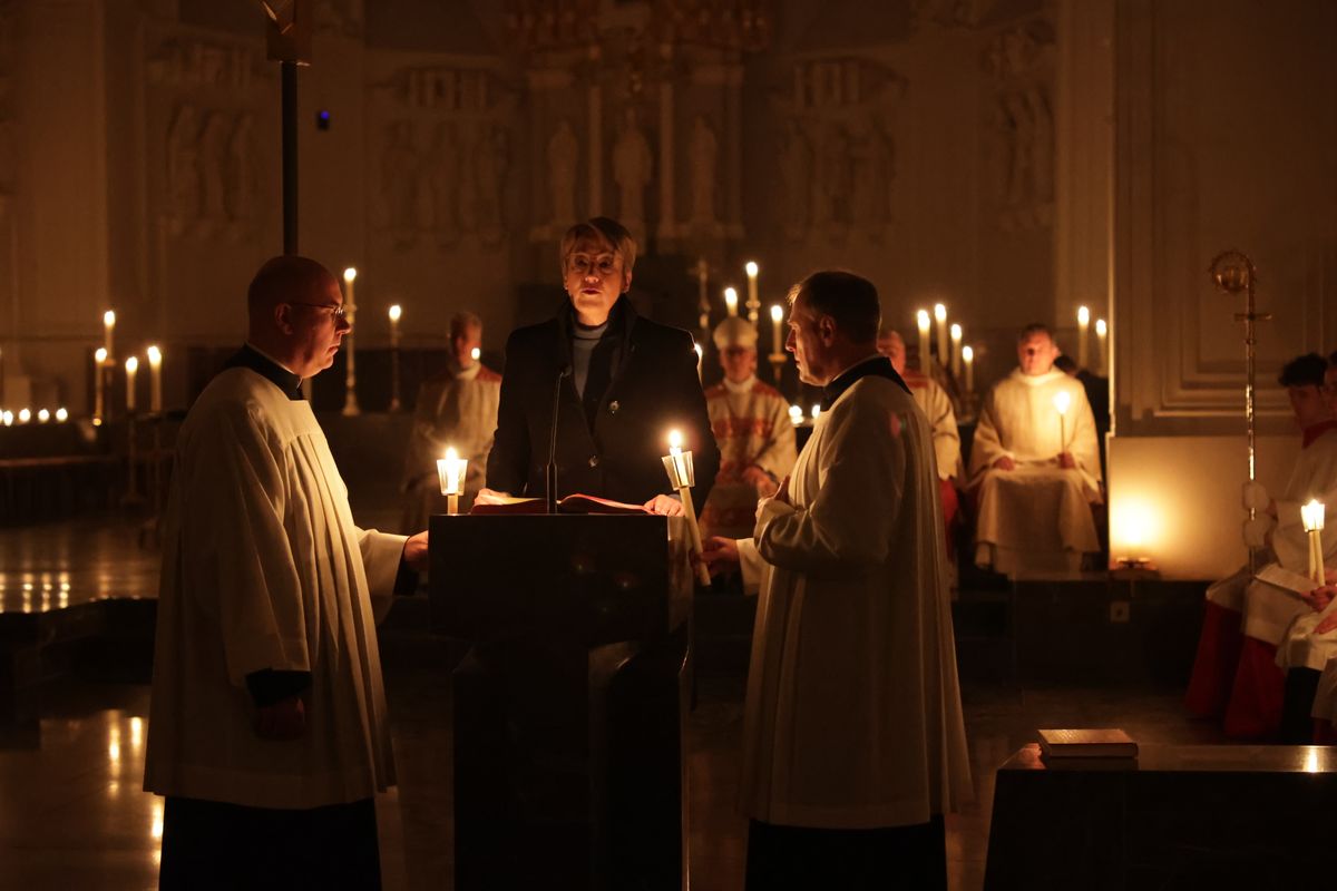 Bischof Dr. Franz Jung feierte am Samstag, 19. April, im Würzburger Kiliansdom die Osternacht. 