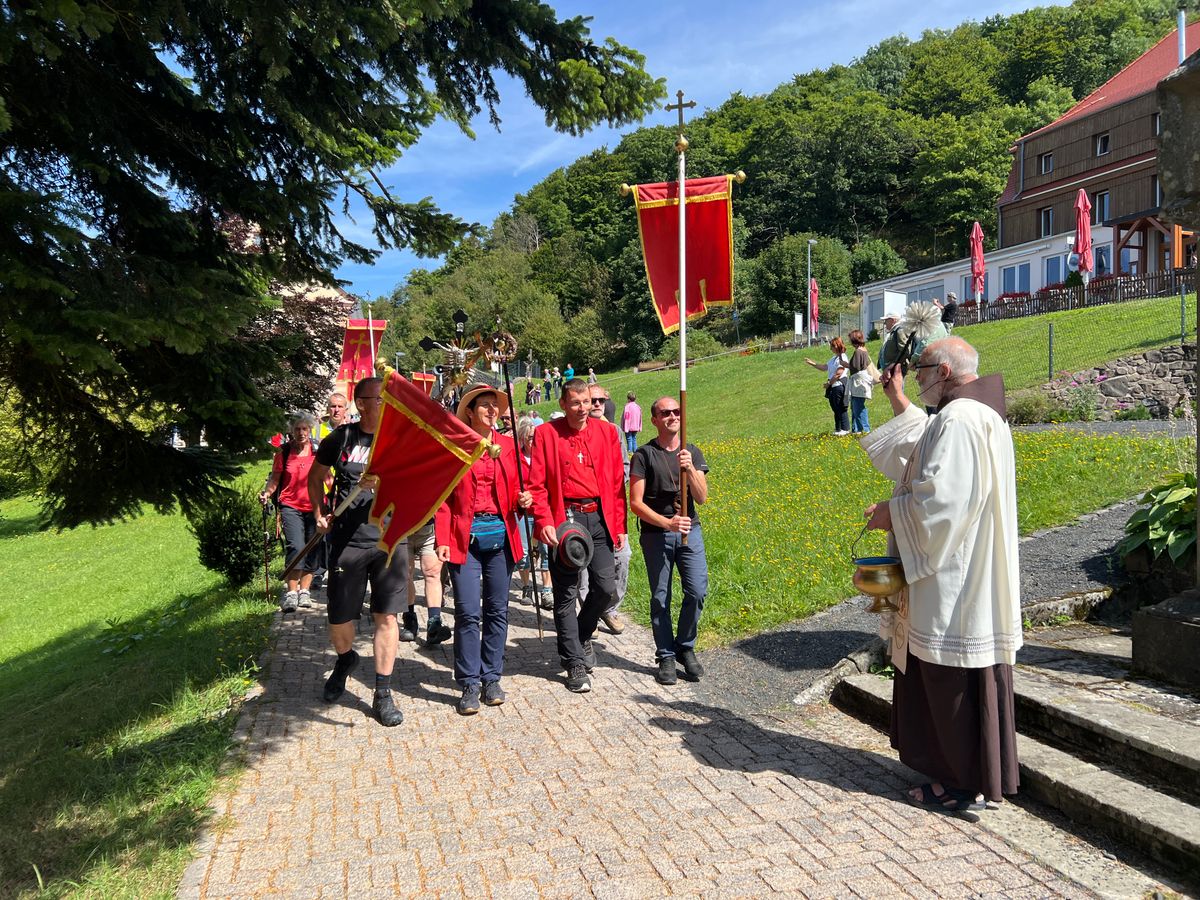 Die Wallfahrer beim Auszug vom Kreuzberg. Pater Korbinian Klinger erteilt ihnen den Segen.