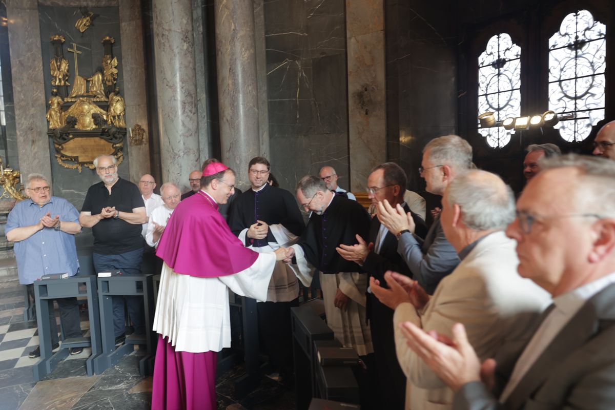 Dr. Matthias Leineweber und Manuel Thomas sind am Dienstag, 1. Juli, im Würzburger Kiliansdom als neue Domvikare eingeführt worden.
