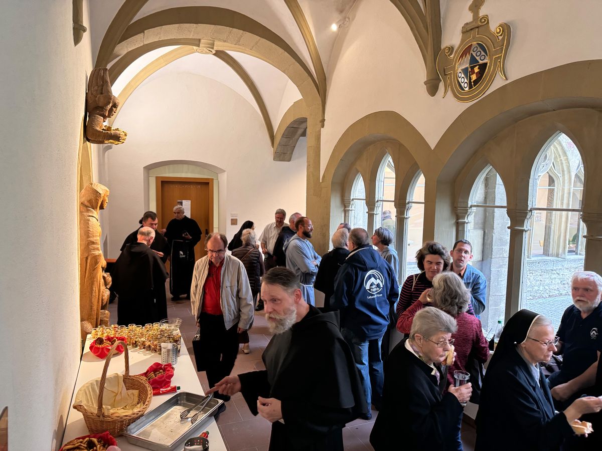 An die Vesper schloss sich ein Imbiss im Kreuzgang des Klosters an. 