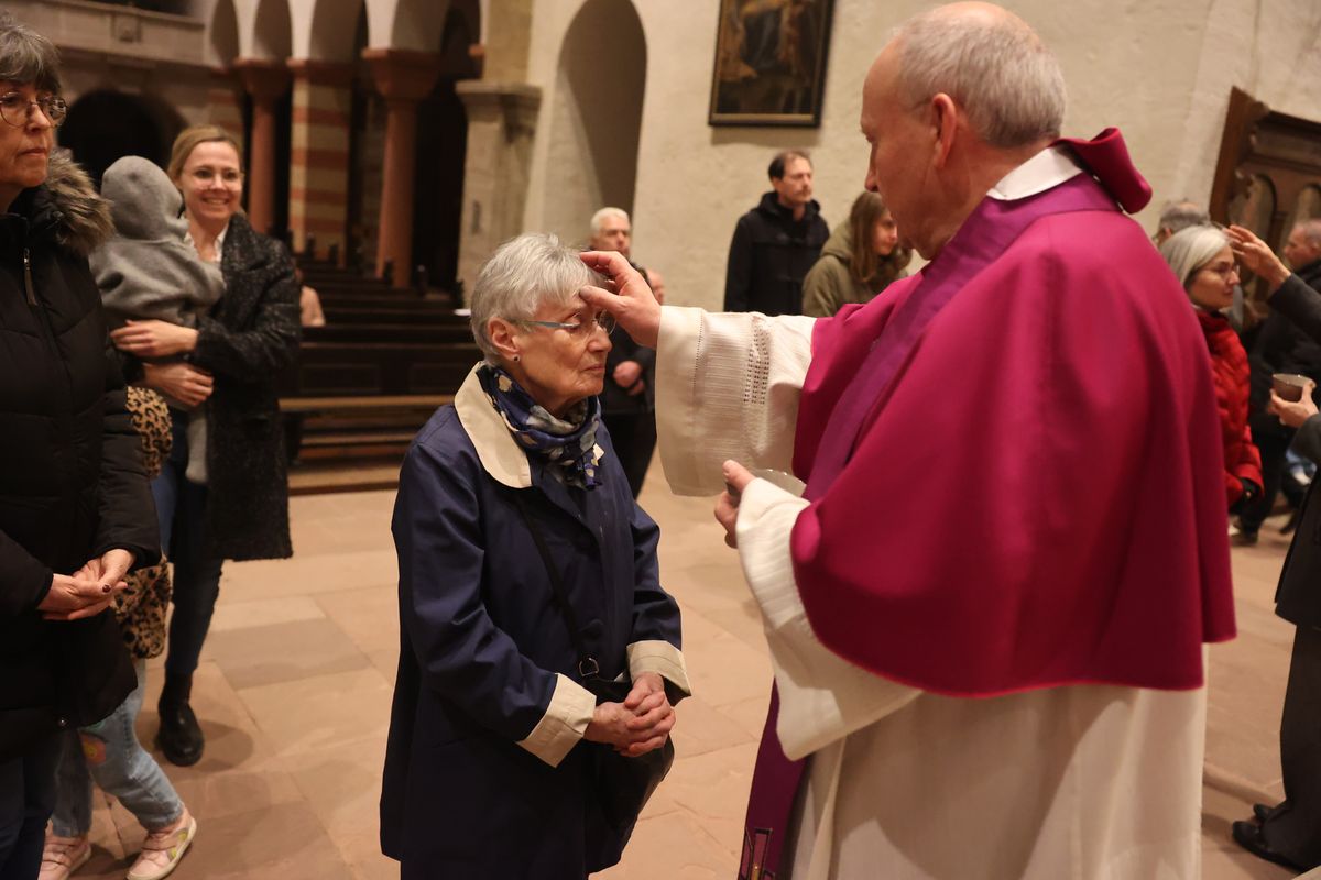 Domkapitular Albin Krämer legte den Gläubigen das Aschekreuz auf. Domkapitular Albin Krämer legte den Gläubigen das Aschekreuz auf.