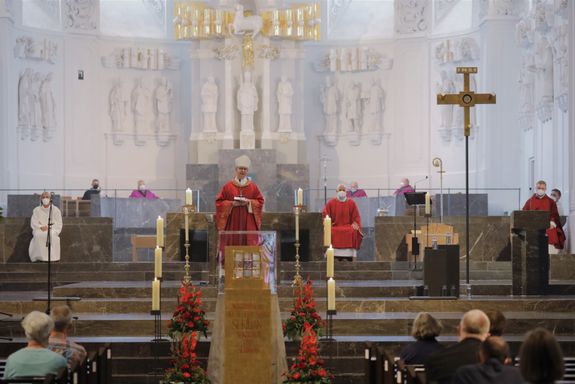 2821/0665 Pasti-Jubiläum_28734 Zum 50. Jubiläum der Berufsgruppe im Bistum Würzburg hat Bischof Dr. Franz Jung am Dienstagabend, 6. Juli, den Pastoralreferentinnen und -referenten gratuliert. „Was 50 Jahre lang währt, hat sich offenbar bewährt. Das darf man mit Fug und Recht feiern“, sagte er beim Kiliani-Pontifikalgottesdienst zum Jubiläum im Kiliansdom.