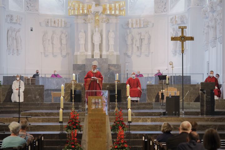  Zum 50. Jubiläum der Berufsgruppe im Bistum Würzburg hat Bischof Dr. Franz Jung am Dienstagabend, 6. Juli, den Pastoralreferentinnen und -referenten gratuliert. „Was 50 Jahre lang währt, hat sich offenbar bewährt. Das darf man mit Fug und Recht feiern“, sagte er beim Kiliani-Pontifikalgottesdienst zum Jubiläum im Kiliansdom.