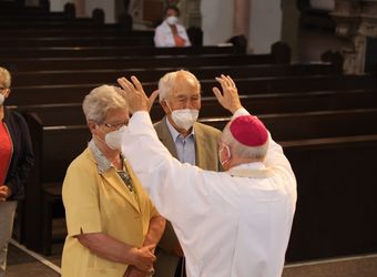 Im Anschluss an den Ehejubilarsgottesdienst mit Weihbischof Ulrich Boom am Freitagvormittag, 2. Juli, konnten sich die Paare von ihm und weiteren Priestern und Diakonen segnen lassen.