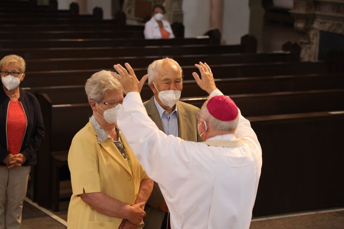 2721/0646 Ehejubilare Freitag, 2- Juli vormittags WB Boom_28481 Im Anschluss an den Ehejubilarsgottesdienst mit Weihbischof Ulrich Boom am Freitagvormittag, 2. Juli, konnten sich die Paare von ihm und weiteren Priestern und Diakonen segnen lassen.