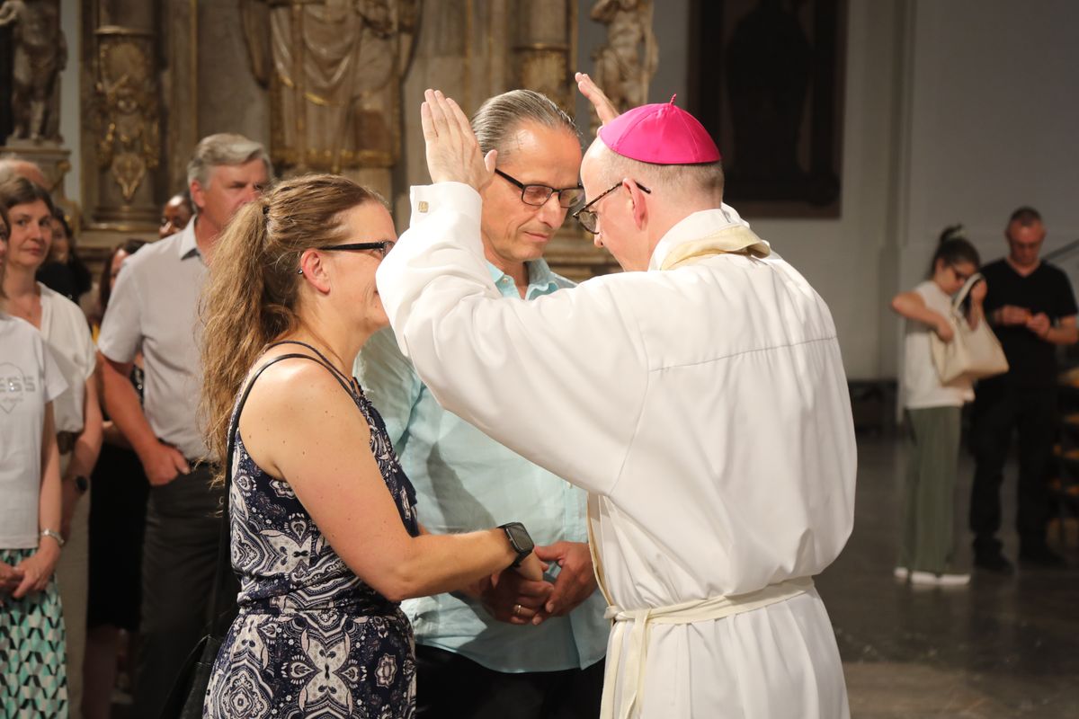 Mit rund 1000 Eheleuten, die in diesem Jahr Silberhochzeit haben, feierte Bischof Dr. Franz Jung am Freitagabend, 4. Juli 2025, einen Pontifikalgottesdienst im Kiliansdom. Im Anschluss erteilten er, Weihbischof Paul Reder sowie weitere Seelsorgerinnen und Seelsorger den Paaren einzeln den Segen.