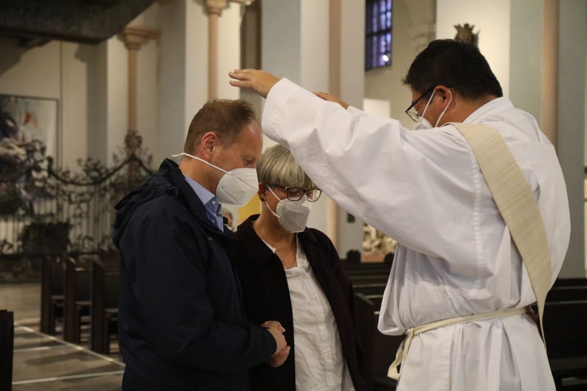 2721/0637-Dankgottesdienst für Ehejubilare mit Bischof Dr. Franz Jung_28301 Bischof Dr. Franz Jung hat am Mittwochabend, 30. Juni, einen Gottesdienst im Würzburger Kiliansdom gefeiert.
