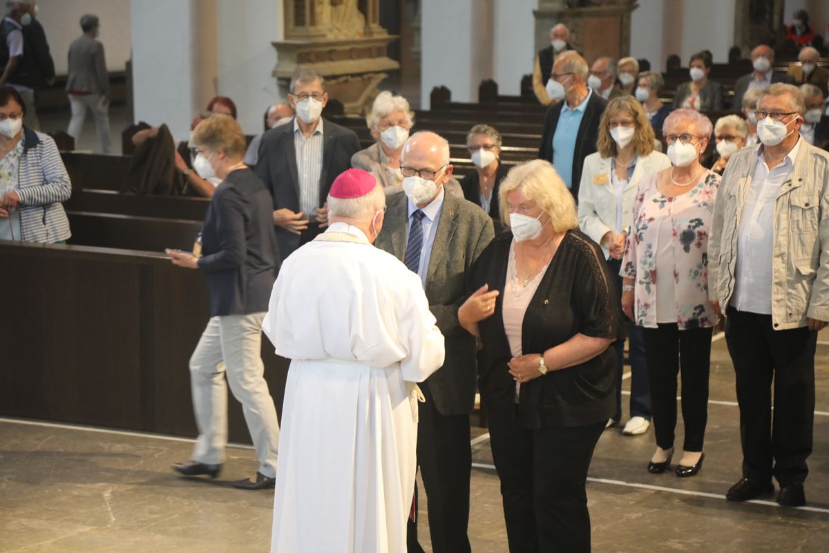 2621/0609 Ehejubilare Weihbischof Boom_27507 Weihbischof Boom und weiteren Priester und Diakone weihen Ehejubilare, die ihr goldenes, diamantenes oder eisernes Ehejubiläum feiern.