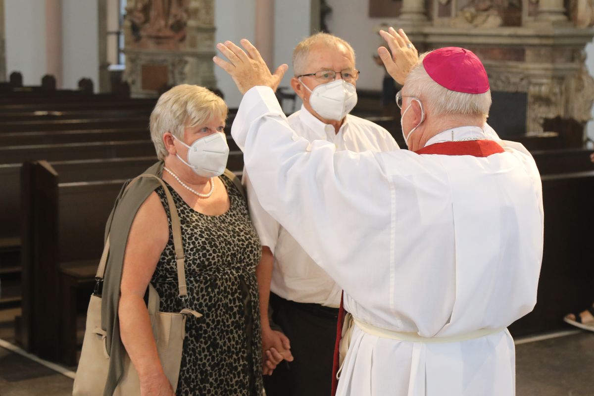2621/0625 Gottesdienst für Ehejubilare mit Weihbischof Ulrich Boom am 29. Juni 2021_28061 Weihbischof Ulrich Boom feierte am Dienstagnachmittag, 29. Juni, einen Gottesdienst für Ehepaare, die 2020 oder 2021 ihr goldenes, diamantenes oder eisernes Ehejubiläum hatten. Im Anschluss konnten sich die Paare segnen lassen.