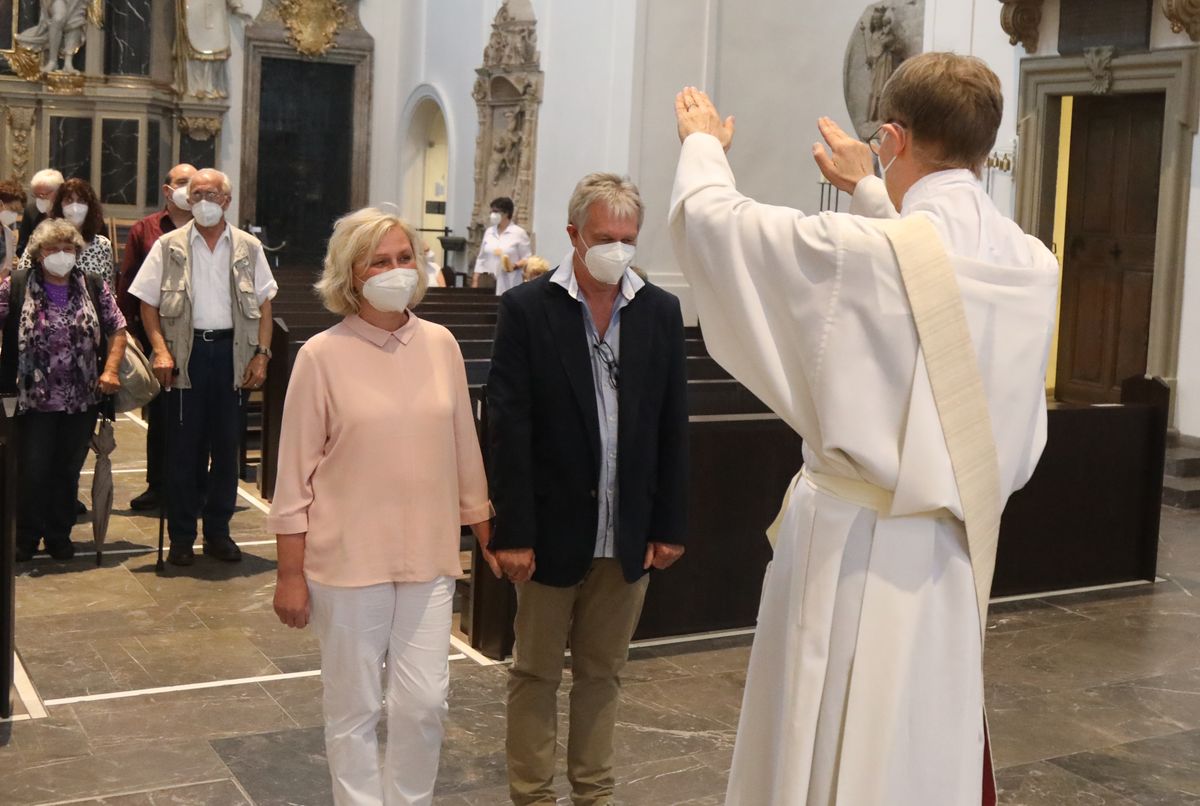 2621/0613 Gottesdienst für Ehejubilare Generalvikar Dr. Vorndran am Freitag, 25. Juni 2021_27681 Generalvikar Dr. Jürgen Vorndran feierte am Freitagabend, 25. Juni, einen Dankgottesdienst mit Ehepaaren, die seit 25 Jahren verheiratet sind. Anschließend spendeten der Generalvikar sowie weitere Priester und Diakone den Jubilaren mit Abstand den Segen.