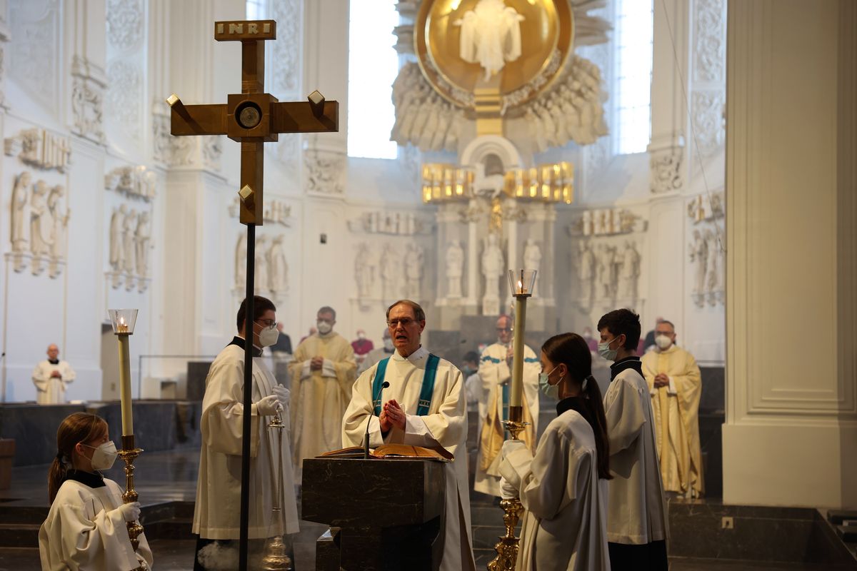 Bischof Dr. Franz Jung hat die Menschheit, insbesondere die Ukraine und Russland, bei einem Pontifikalgottesdienst am Freitagabend, 25. März, dem Unbefleckten Herzen Mariens geweiht.