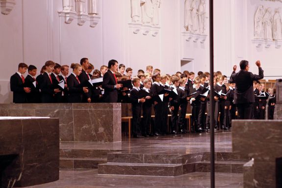 Einen Evensong haben die Würzburger Domsingknaben und die Domsingknaben aus dem Bistum Essen gemeinsam im Kiliansdom gestaltet.