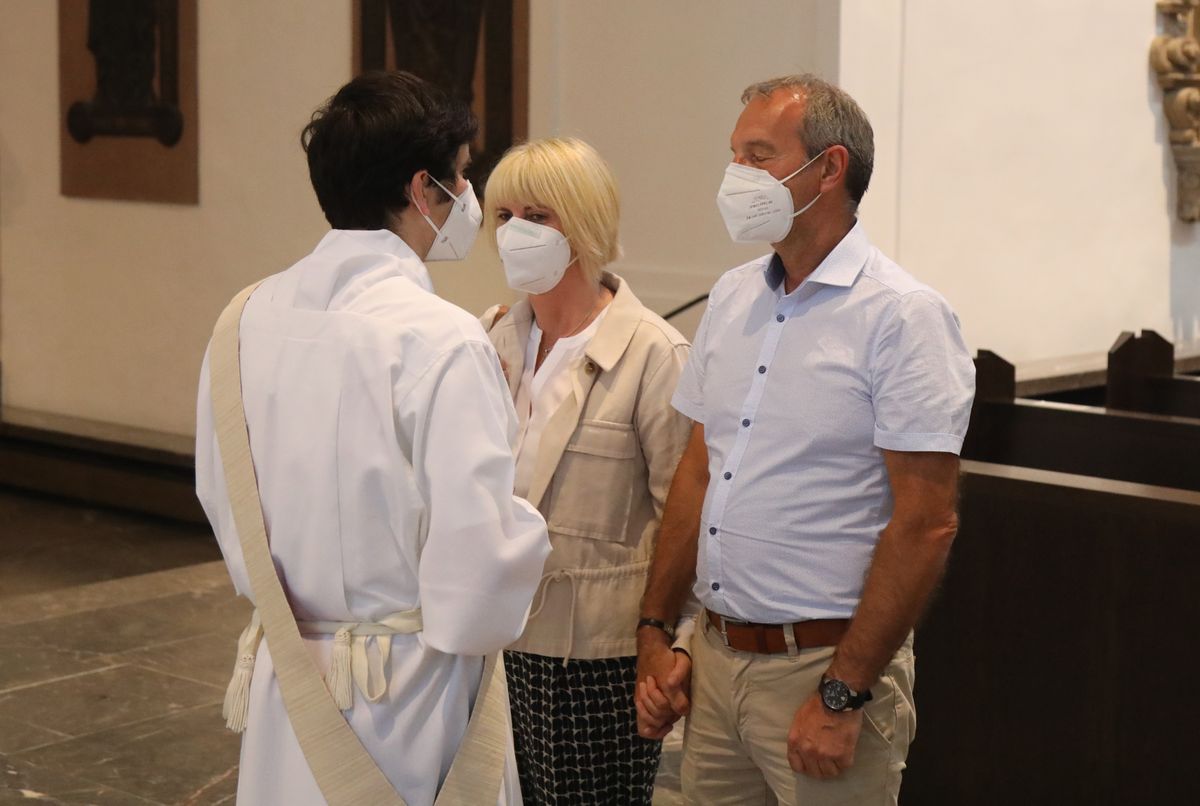 2621/0613 Gottesdienst für Ehejubilare Generalvikar Dr. Vorndran am Freitag, 25. Juni 2021_27682 Generalvikar Dr. Jürgen Vorndran feierte am Freitagabend, 25. Juni, einen Dankgottesdienst mit Ehepaaren, die seit 25 Jahren verheiratet sind. Anschließend spendeten der Generalvikar sowie weitere Priester und Diakone den Jubilaren mit Abstand den Segen.