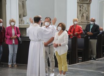 Bischof Dr. Franz Jung segnete nach dem Gottesdienst die Ehejubilare.