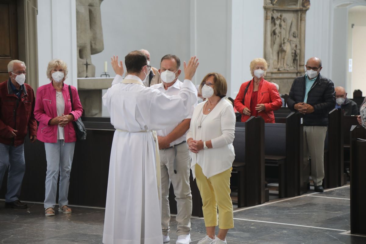 2721/0630_Ehejubilare mit Bischof Franz Jung_28166 Bischof Dr. Franz Jung segnete nach dem Gottesdienst die Ehejubilare.