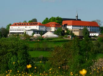Das Haus Volkersberg bei Bad Brückenau besitzt 24 Zimmer für bis zu 44 Übernachtungsgäste. Für Tagungen werden vier Räumlichkeiten in verschiedenen Größen angeboten. Daneben stehen mehrere spirituelle Räume (Hauskapelle, Meditationsraum, Wallfahrtskirche) zur Verfügung. Das Haus bietet diverse Freizeitmöglichkeiten innen und außen (z. B. Hochseilgarten, Turnhalle, Grill- und Lagerfeuerplätze). In der Umgebung befinden sich die Barockstadt Fulda, das Biosphärenreservat Rhön oder die Kurstadt Bad Brückenau. Parkplätze vorhanden, Shuttle-Service ist möglich.