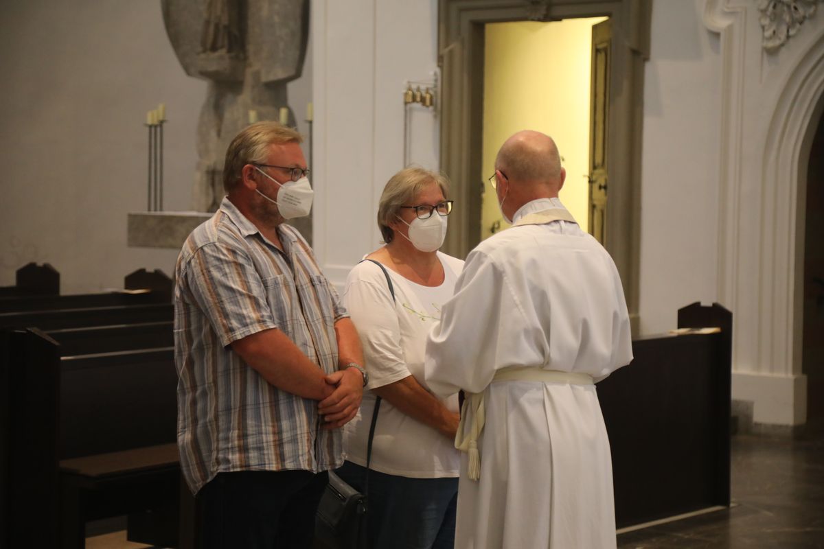 2721/0637-Dankgottesdienst für Ehejubilare mit Bischof Dr. Franz Jung_28304 Bischof Dr. Franz Jung hat am Mittwochabend, 30. Juni, einen Gottesdienst im Würzburger Kiliansdom gefeiert.