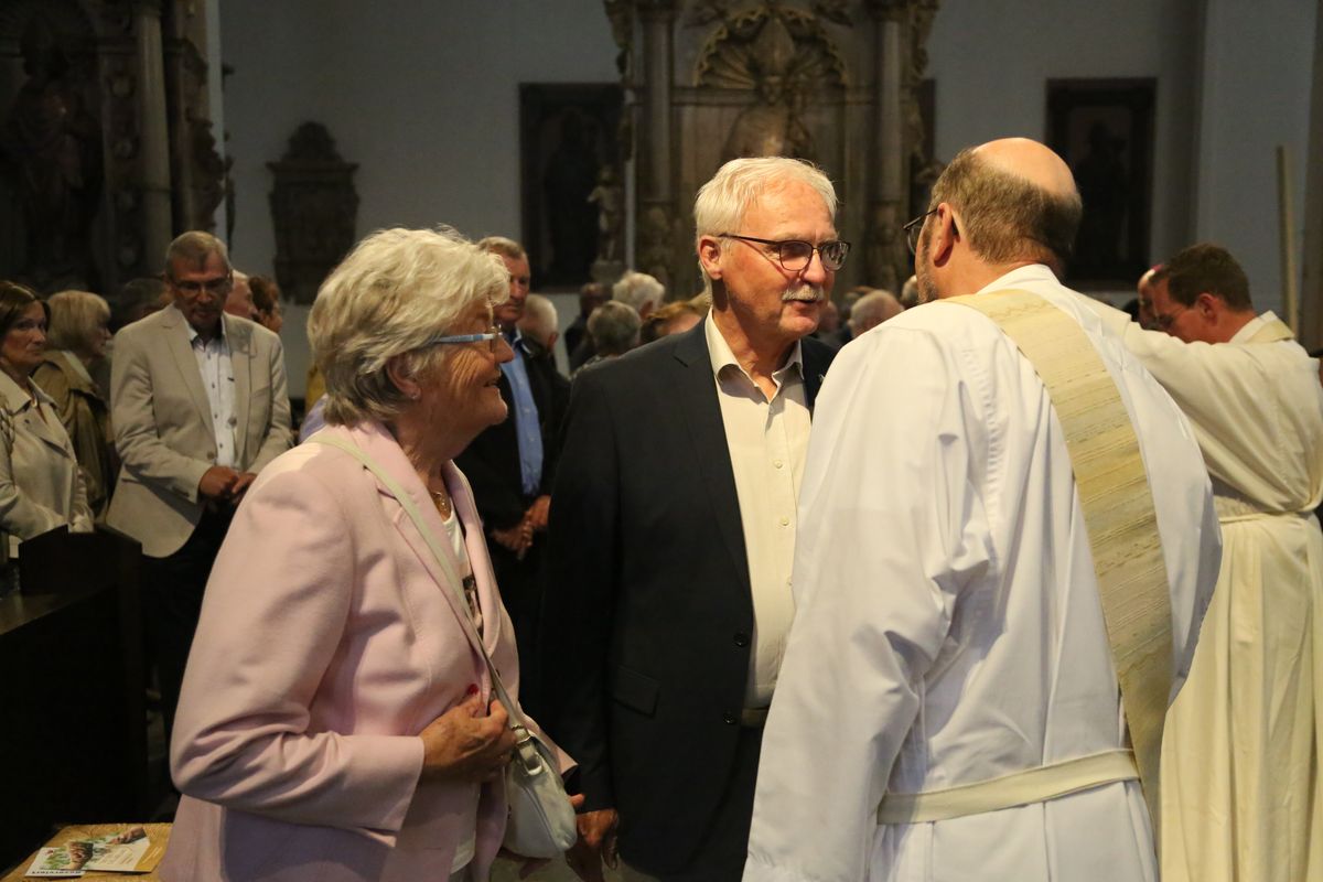 Bischof Dr. Franz Jung hat am Donnerstagnachmittag, 4. Juli, mit etwa 320 Paaren im Kiliansdom ihr goldenes oder diamantenes Ehejubiläum gefeiert.