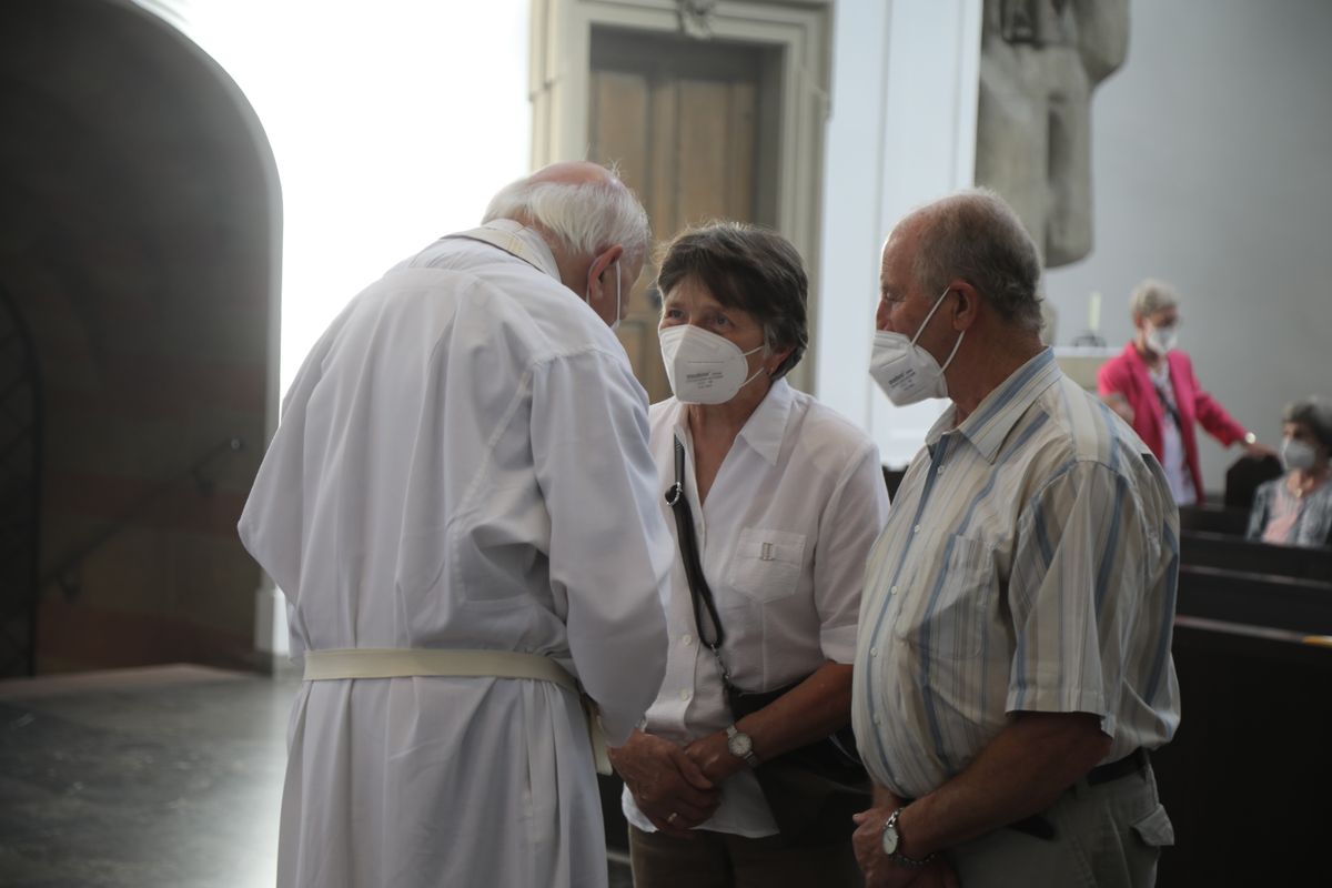 2621/0622 - Ehejubilare Gold mit Weihbischof Ulrich Boom_27927 Weihbischof Ulrich Boom feierte am Montagnachmittag, 26. Juni, einen Gottesdienst für Ehepaare, die 2020 oder 2021 ihr goldenes, diamantenes oder eisernes Ehejubiläum hatten. Im Anschluss konnten sich die Paare segnen lassen.