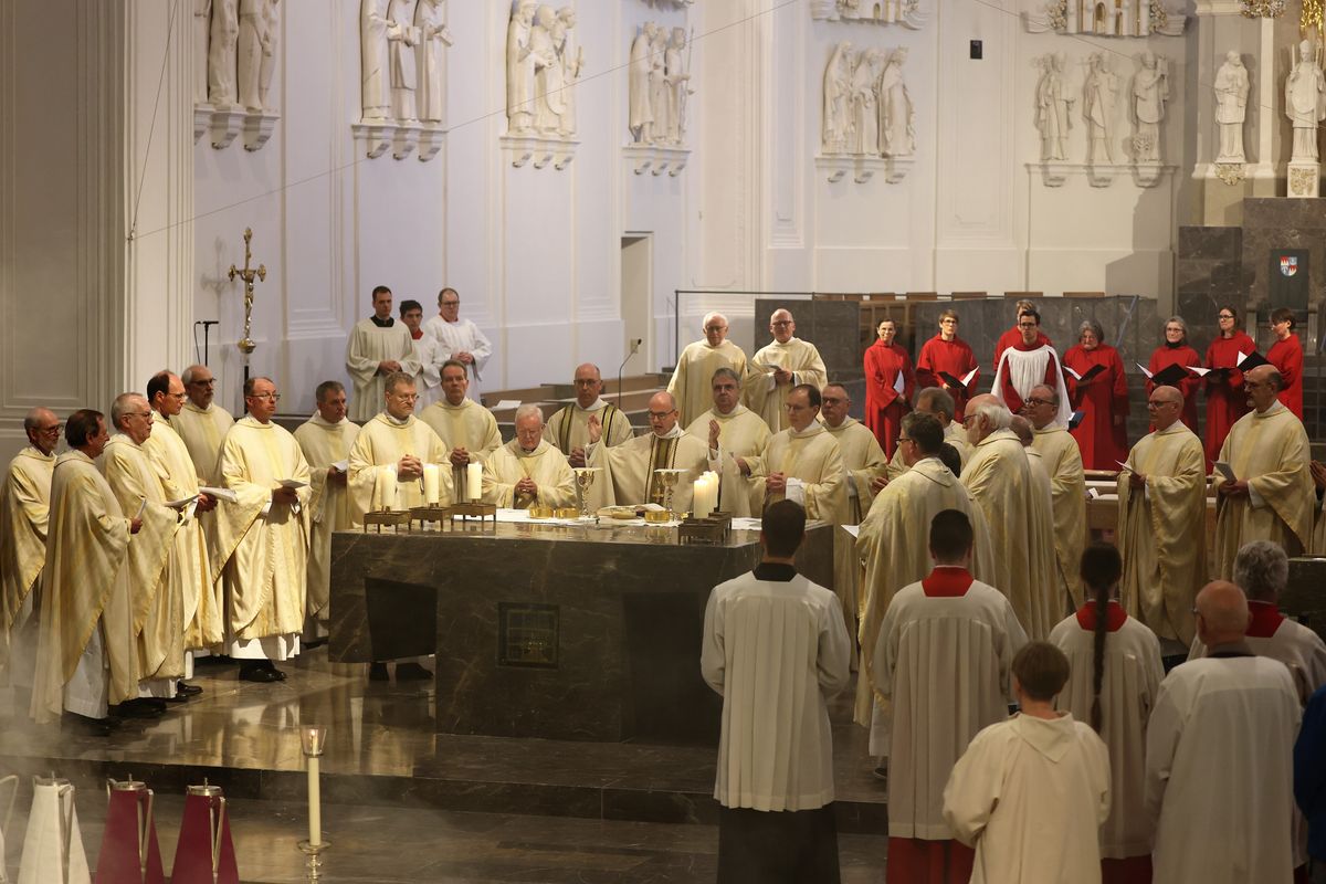 Bischof Dr. Franz Jung hat am Montagabend, 25. März, im Würzburger Kiliansdom die Heiligen Öle für alle 43 Pastoralen Räume im Bistum Würzburg  geweiht.