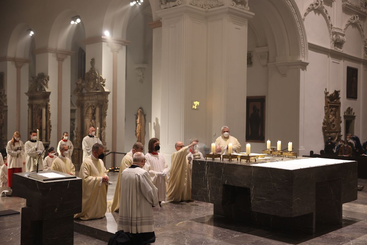 Mit der Messe vom Letzten Abendmahl am Gründonnerstag, 14. April, hat Bischof Dr. Franz Jung im Würzburger Kiliansdom die drei österlichen Tage vom Leiden und Sterben, von der Grabesruhe und der Auferstehung des Herrn eröffnet.