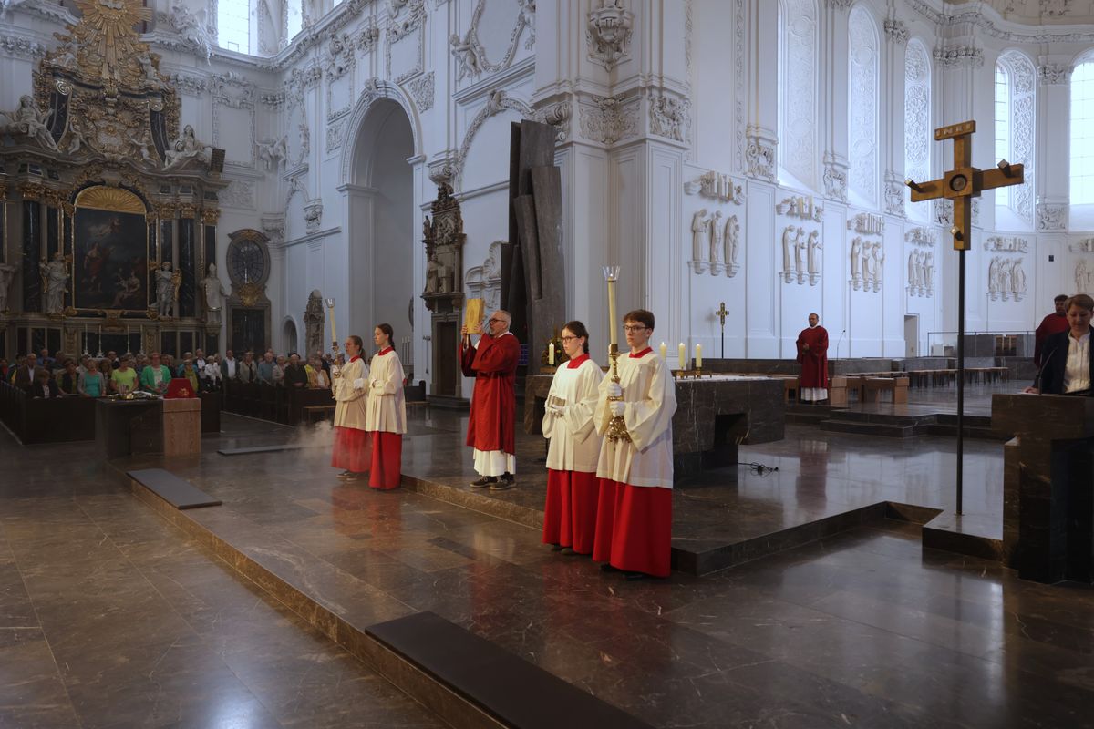 Weihbischof em. Ulrich Boom feierte am Mittwoch, 9. Juli, einen Kiliani-Wallfahrtsgottesdienst mit Gläubigen aus der Region Main-Rhön. Eine Begegnung auf dem Kiliansplatz schloss sich an. 