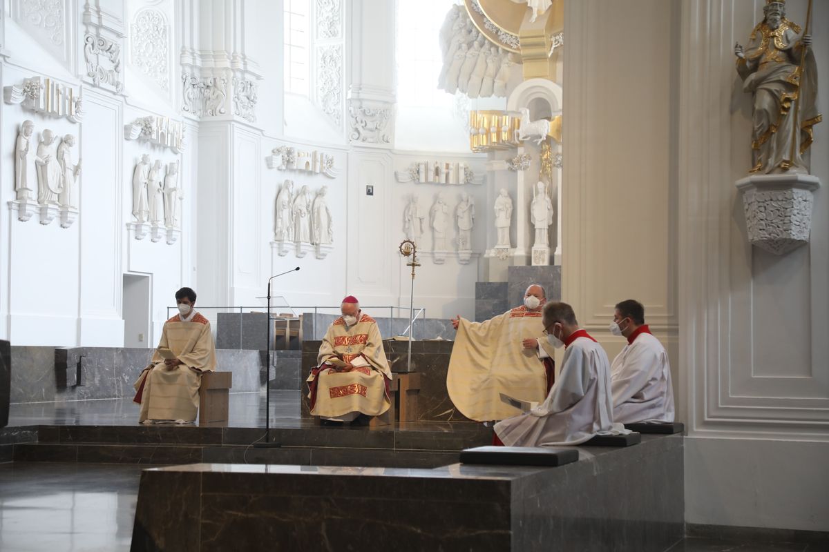 2621/0609 Ehejubilare Weihbischof Boom_27457 Weihbischof Boom und weiteren Priester und Diakone weihen Ehejubilare, die ihr goldenes, diamantenes oder eisernes Ehejubiläum feiern.