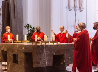 Bischof Dr. Franz Jung hat am Hochfest der Frankenapostel, Donnerstag, 8. Juli, mit haupt- und ehrenamtlichen Mitarbeiterinnen und Mitarbeitern der Caritas ein Pontifikalamt im Würzburger Kiliansdom gefeiert.