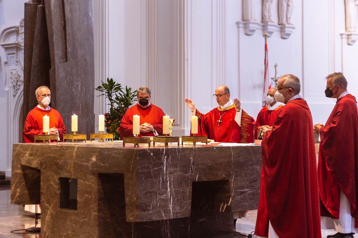 Bischof Dr. Franz Jung hat am Hochfest der Frankenapostel, Donnerstag, 8. Juli, mit haupt- und ehrenamtlichen Mitarbeiterinnen und Mitarbeitern der Caritas ein Pontifikalamt im Würzburger Kiliansdom gefeiert.