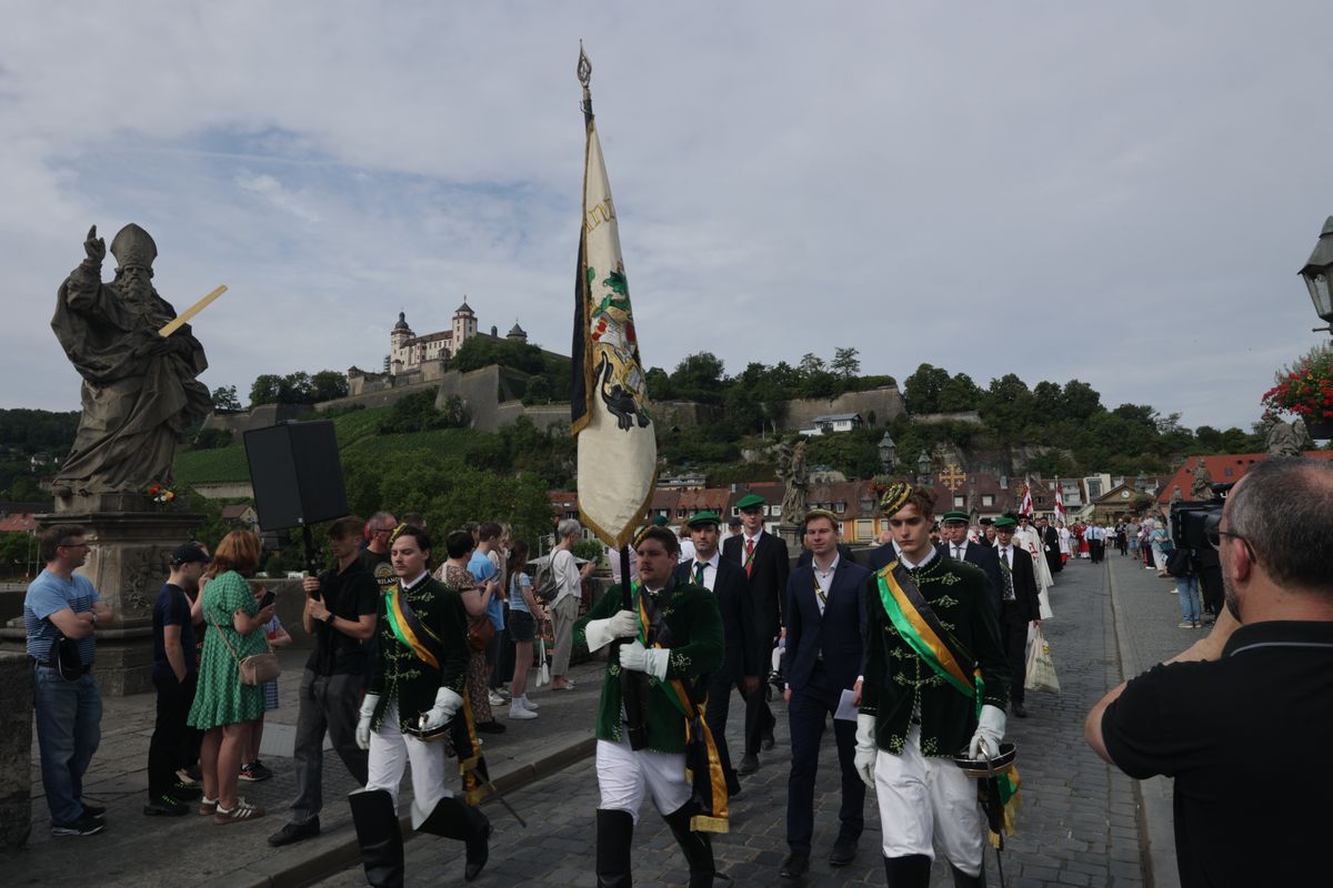 Mit einer Reliquienprozession von Sankt Burkard über die Alte Mainbrücke und einem Pontifikalgottesdienst im Kiliansdom ist am Sonntag, 6. Juli, die Kiliani-Wallfahrtswoche 2025 eröffnet worden.